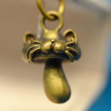 きのこ猫 ピアスチャーム｜silver925・真鍮｜猫好きのためのハンドメイドアクセサリーの画像