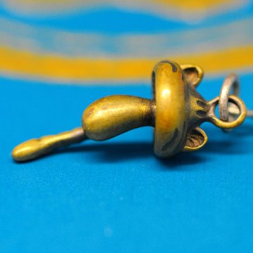 きのこ猫 ピアスチャーム｜silver925・真鍮｜猫好きのためのハンドメイドアクセサリーの画像