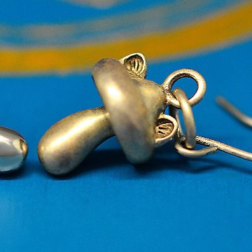 きのこ猫 ピアスチャーム｜silver925・真鍮｜猫好きのためのハンドメイドアクセサリーの画像