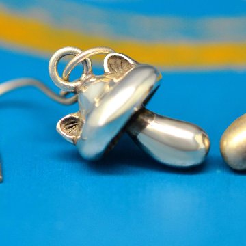 きのこ猫 ピアスチャーム｜silver925・真鍮｜猫好きのためのハンドメイドアクセサリーの画像
