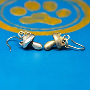 きのこ猫 ピアスチャーム｜silver925・真鍮｜猫好きのためのハンドメイドアクセサリーの画像