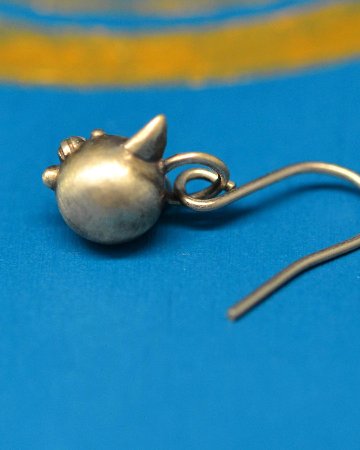 鳴いた猫のチャームピアスの画像