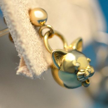 鳴いた猫のチャームピアスの画像