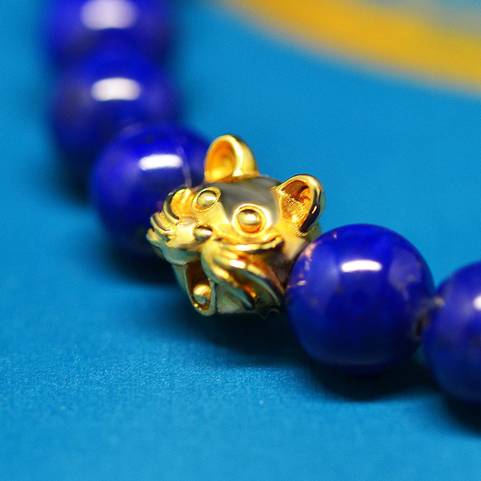 18金の８mm猫顔と8mmラピスラズリ（濃い色セレクト）の画像
