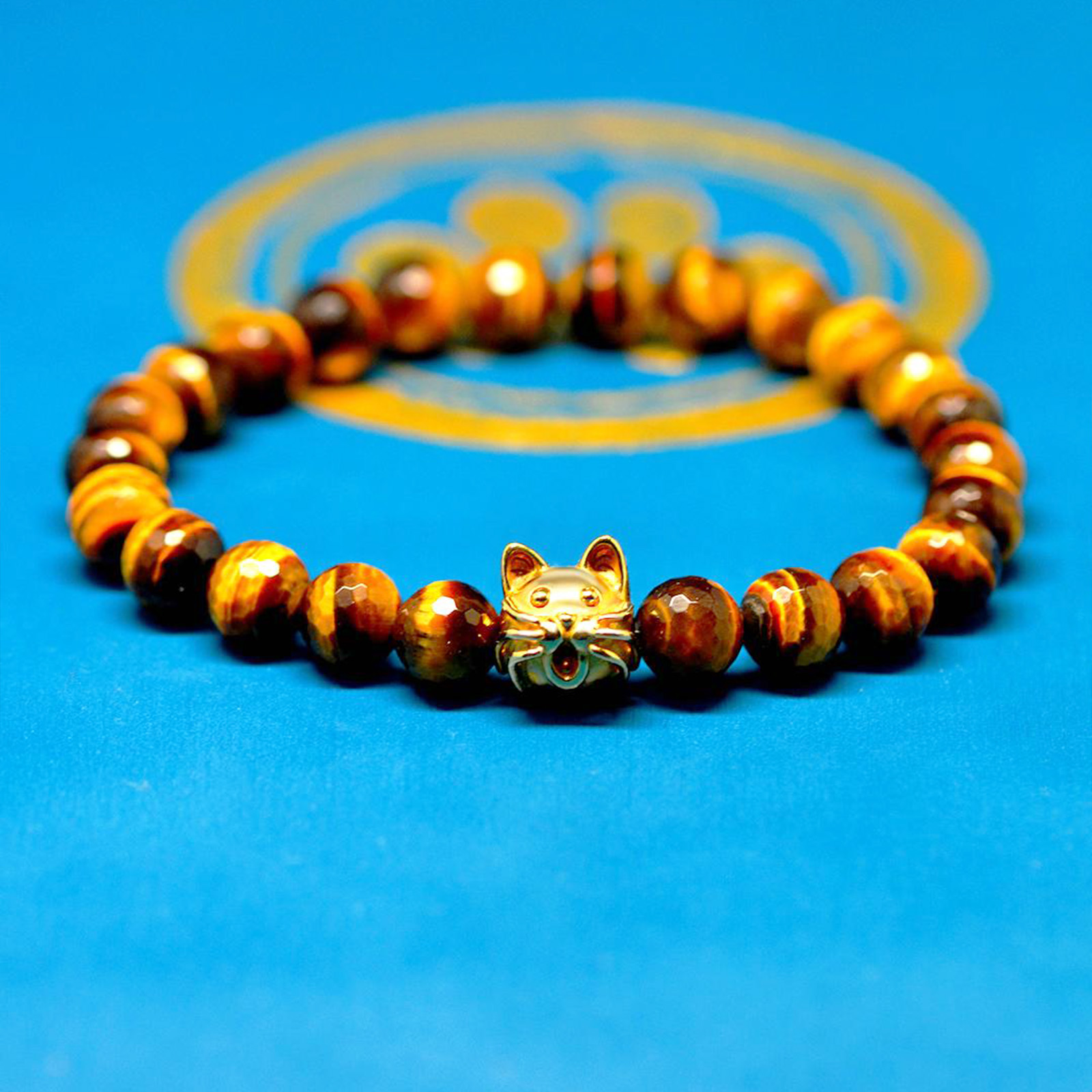 10ｍｍの猫顔(18金）と８mm多面カットタイガーアイのブレスレットの画像
