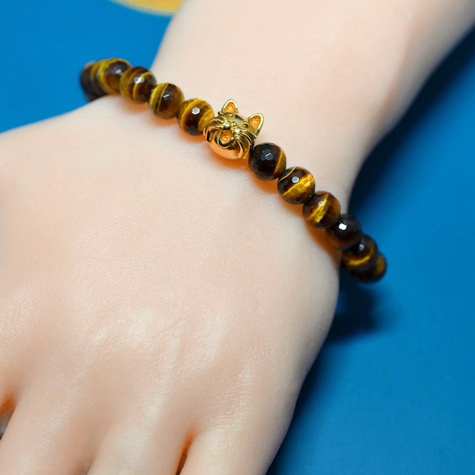 10ｍｍの猫顔(18金）と８mm多面カットタイガーアイのブレスレットの画像
