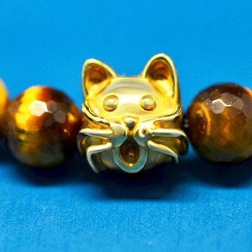 10ｍｍの猫顔(18金）と８mm多面カットタイガーアイのブレスレットの画像