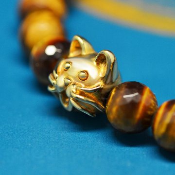 10ｍｍの猫顔(18金）と８mm多面カットタイガーアイのブレスレットの画像