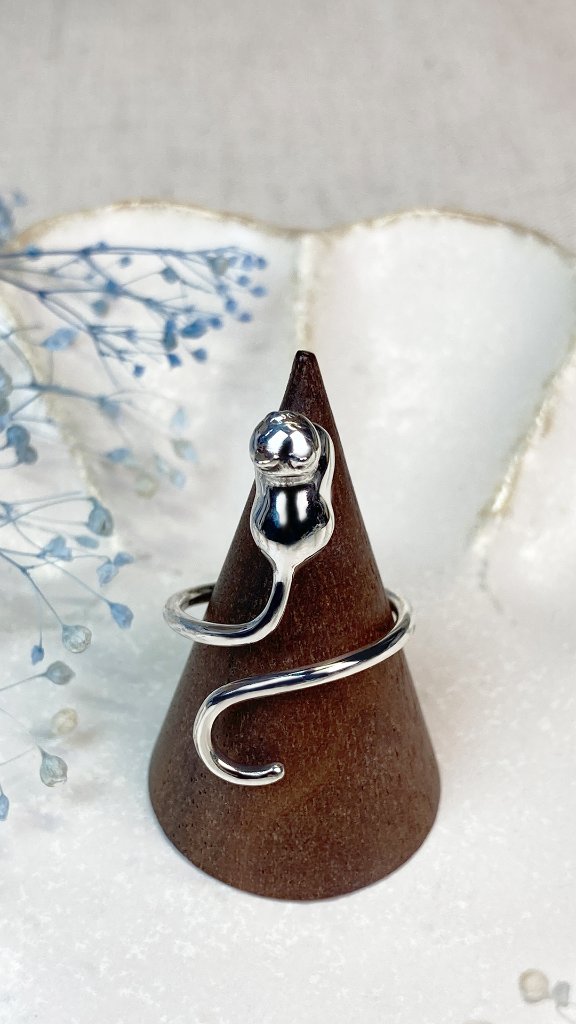 指の上で寝ちゃう香箱猫リング（フリーサイズ）の画像