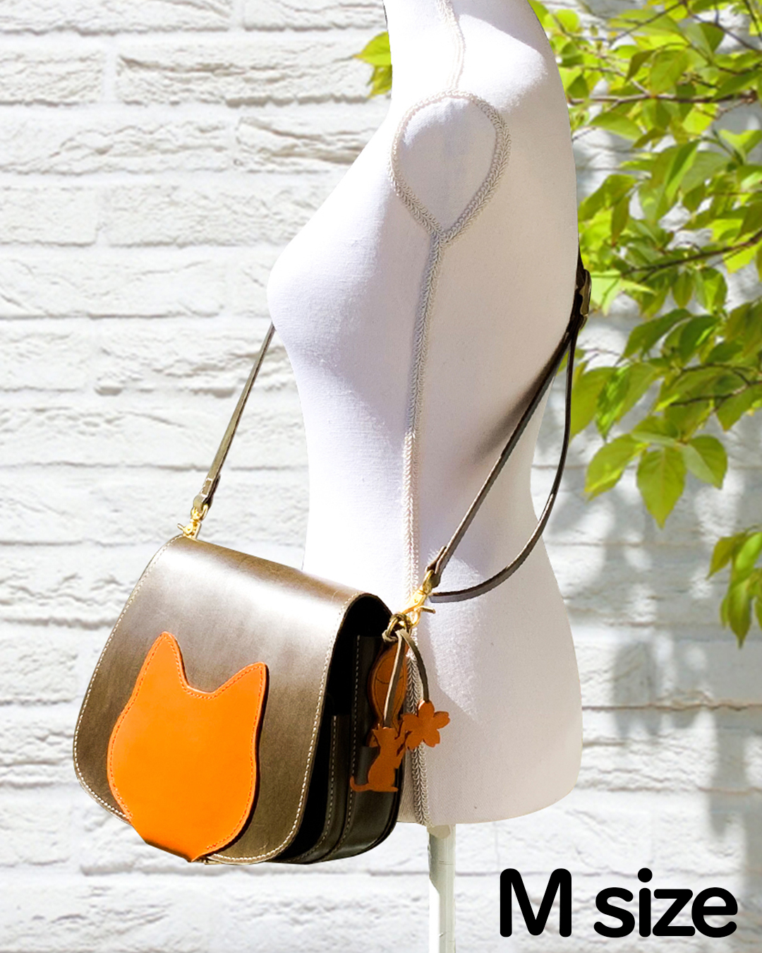 Cat's face on bag /M サイズ・本体緑、猫とお魚ナチュラル色（展示品）（最後の１つ）の画像