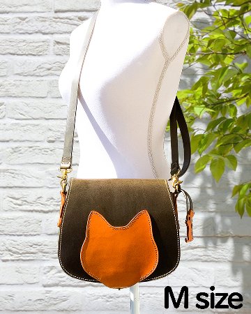 Cat's face on bag /M サイズ・本体緑、猫とお魚ナチュラル色（展示品）（最後の１つ）の画像