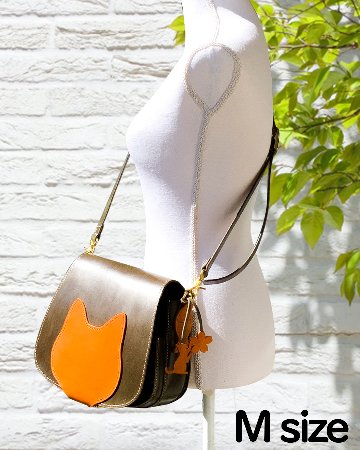 Cat's face on bag /M サイズ・本体緑、猫とお魚ナチュラル色（展示品）（最後の１つ）の画像