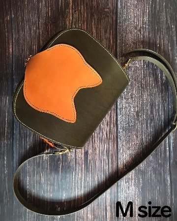 Cat's face on bag /M サイズ・本体緑、猫とお魚ナチュラル色（展示品）（最後の１つ）の画像