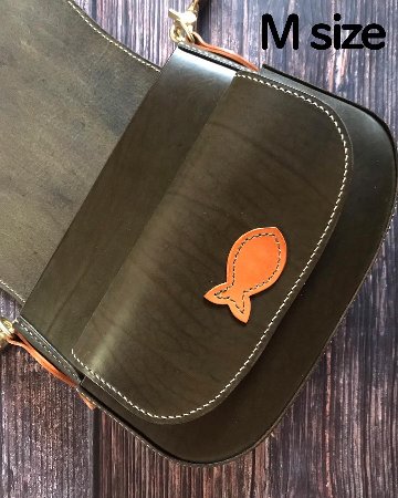 Cat's face on bag /M サイズ・本体緑、猫とお魚ナチュラル色（展示品）（最後の１つ）の画像