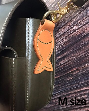 Cat's face on bag /M サイズ・本体緑、猫とお魚ナチュラル色（展示品）（最後の１つ）の画像