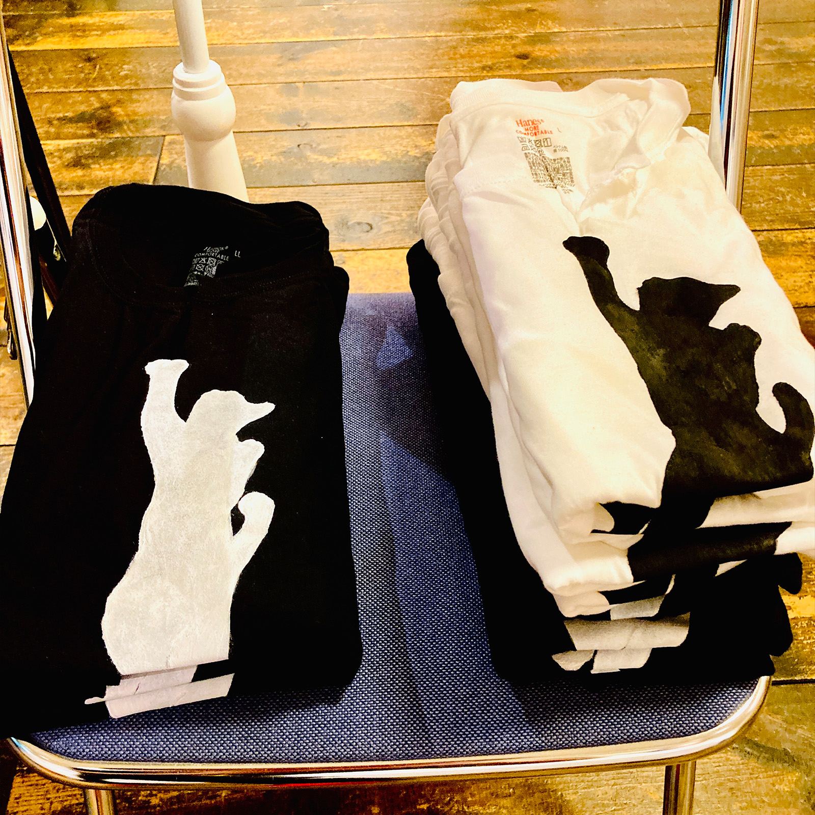 強制的VネックTシャツ  | 手描き猫｜一点物｜クラッシュデザイン｜ハンドペイントの画像