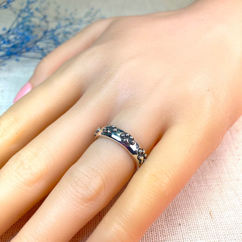 ぐるっと一周肉球リング｜猫好きのためのシルバーアクセサリー（silver925）の画像