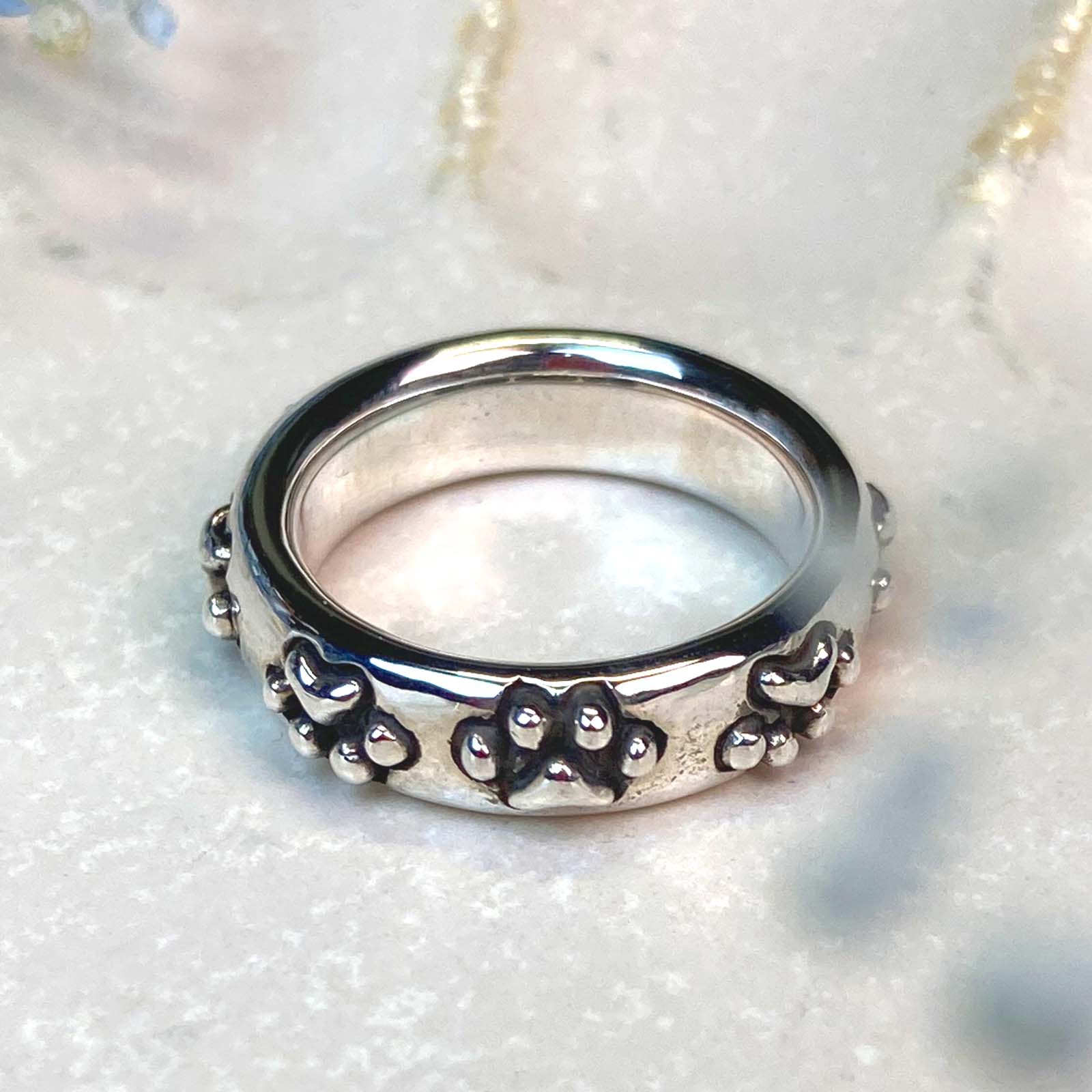 ぐるっと一周肉球リング｜猫好きのためのシルバーアクセサリー（silver925）の画像