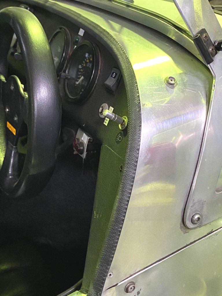 エッジモールディング・スカットル・ブラック・1500mmの画像