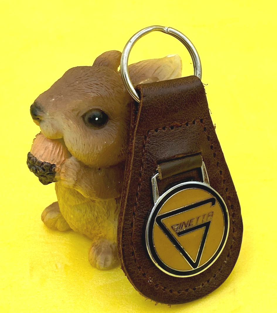キーホルダー・GINETTA・ブラウンの画像