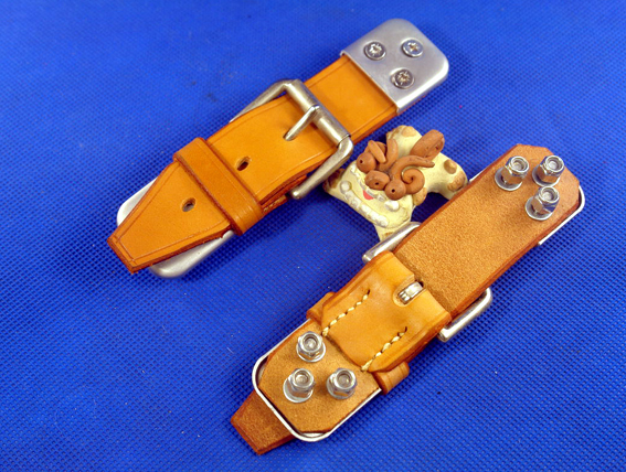 ワークスボンネットストラップの画像