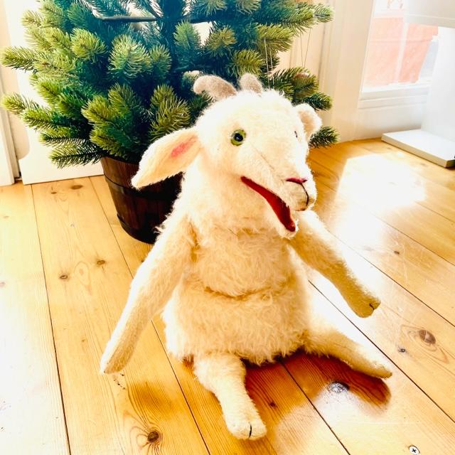 〈バーレーベンの動物手人形〉　ヤギのシシーの画像