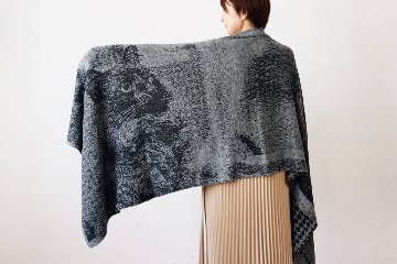 編み込みストール グレーの画像