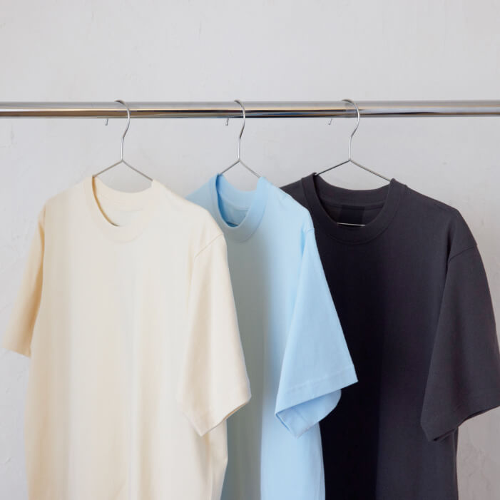 ハンガーに掛けた3色のTシャツ