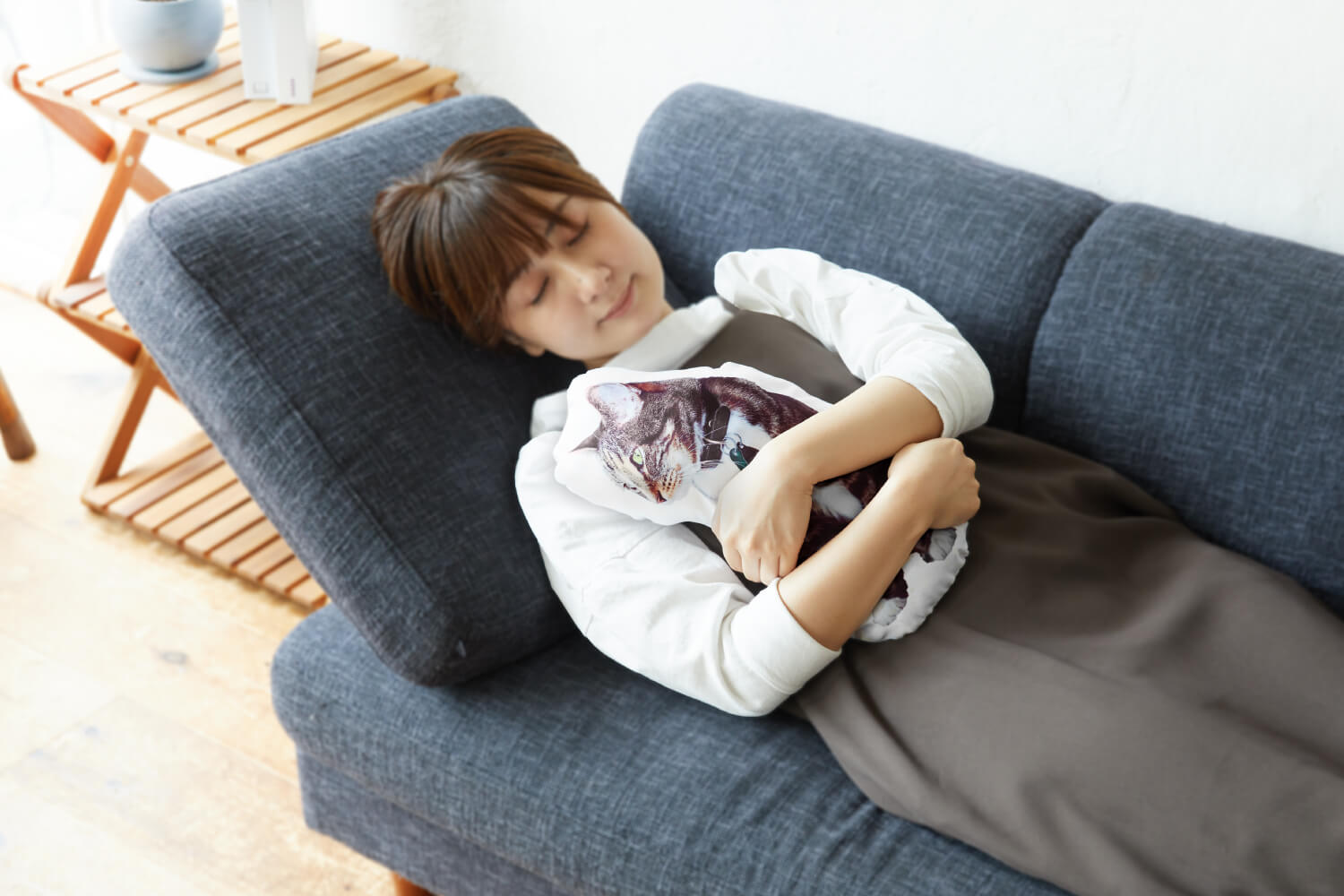 ふちどりクッション 40cmを抱いてソファでくつろぐイメージ