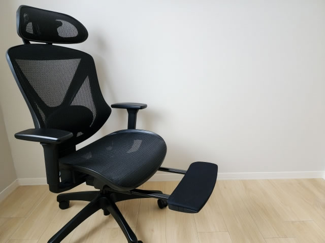 ヘッドレストとフットレスト付きメッシュオフィスチェア