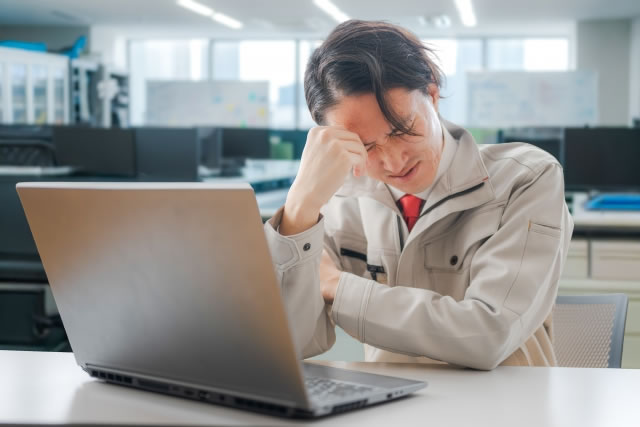 シンプルな白いデスクとメッシュ素材のオフィスチェア