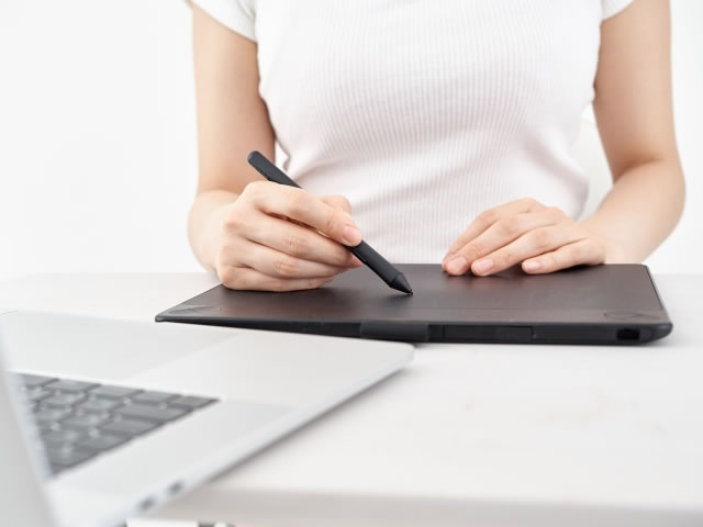ペンタブレットを使って作業するクリエイター。アーロンチェアの最新機能と相性が良い利用スタイル