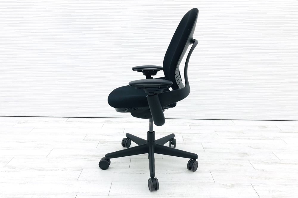リープチェア スチールケース 中古 オフィスチェア クッション ブラック Steelcase Leap 可動肘 布張り 事務椅子 中古オフィス家具画像
