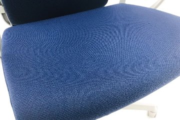 オカムラ エスクードチェア 中古 エスクード 事務椅子 オフィスチェア 中古オフィス家具 クッション 肘付 ハイバック ダークブルー画像