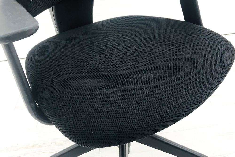 井上金庫 中古チェア 2017年製 クッション 背メッシュ 固定肘 ブラック 中古オフィス家具 中古チェア 事務椅子 OAチェア GSM-10画像