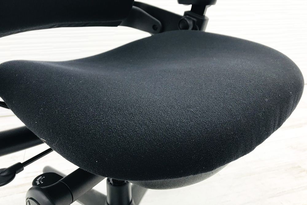 スチールケース リープチェア 中古 オフィスチェア クッション ブラック Steelcase Leap 可動肘 布張り 事務椅子 中古オフィス家具画像