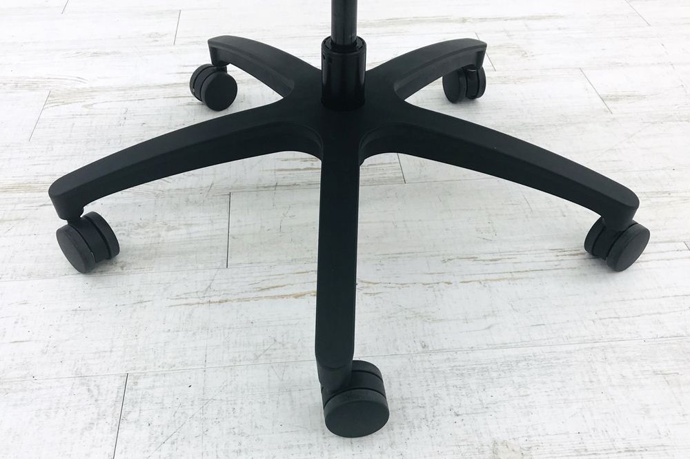 イトーキ エフチェア 2018年製 中古オフィスチェア クッション 可動肘 ブラック 事務椅子 ITOKI 中古オフィス家具 KG-130GS-T1T1画像