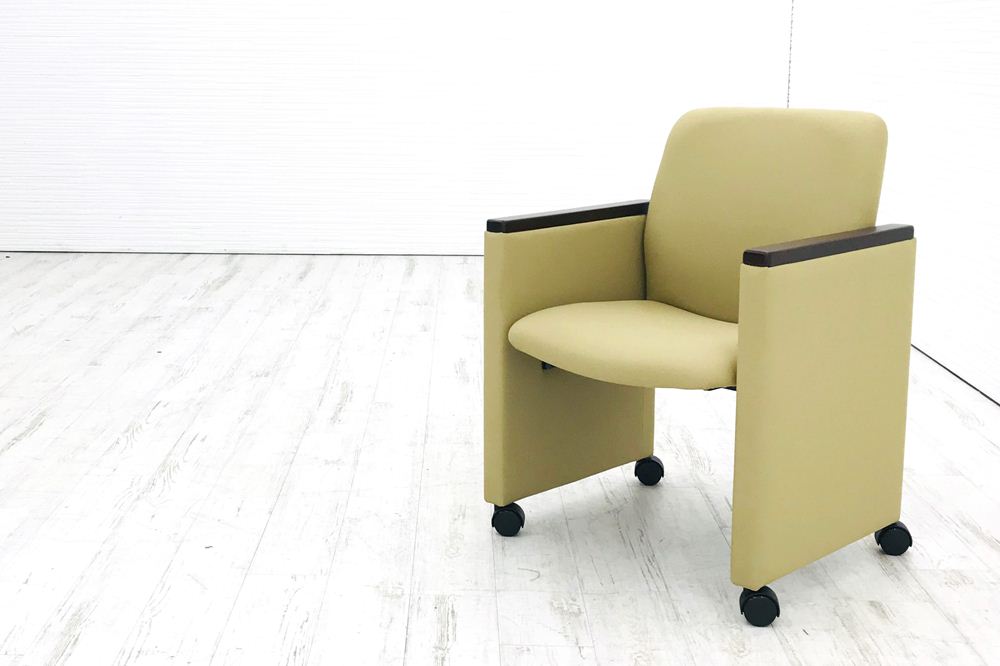 イトーキ 安楽椅子 新古品 未使用 ミーティングチェア 中古 布張り クッション 肘付 中古オフィス家具 KWF-617CN-51Y3の画像
