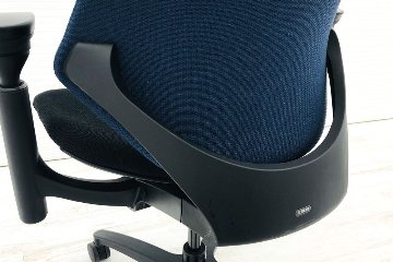 イトーキ エフチェア 2019年製 クッション 可動肘 ブラック ネイビーブルー 事務椅子 ITOKI 中古オフィス家具 KG-130GS-T1T1B2画像