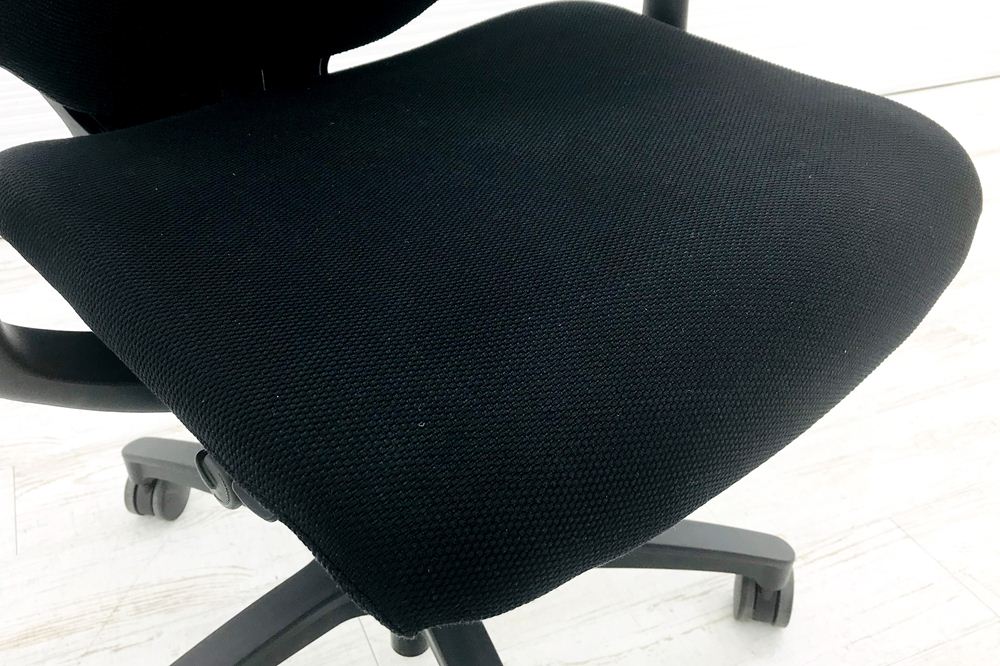 イトーキ エフチェア 2018年製 中古オフィスチェア クッション 固定肘 ブラック 事務椅子 ITOKI 中古オフィス家具 KG-130GS-T1T1