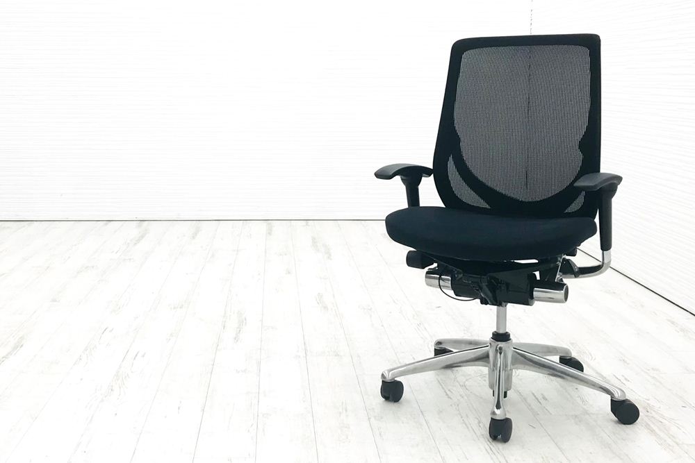 オカムラ ゼファーチェア 中古 2012年 オフィスチェア ゼファー 中古オフィス家具 Zephyr クッション メッシュ 可動肘 ブラックの画像