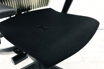 イトーキ スピーナチェア 中古 エラストマーバック オフィスチェア スピーナ 可動肘 中古オフィス家具 KE-757GPHT1T1SG ブラック画像
