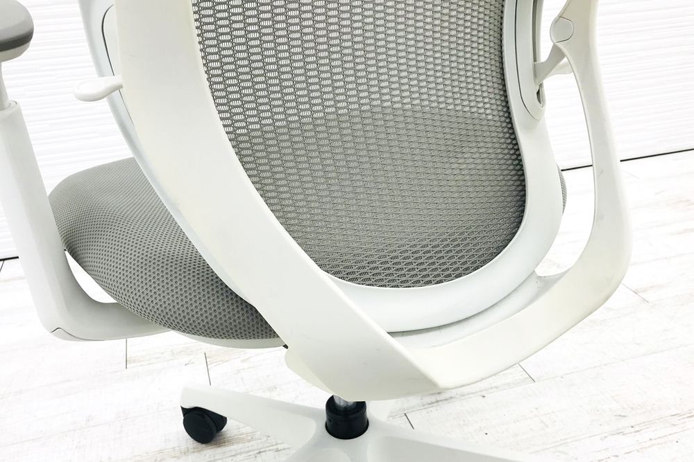 オカムラ シルフィーチェア 2015年製 ハイバック 可動肘 中古チェア Sylphy クッション 中古オフィス家具 C685XW-FMR3 ライトグレー画像