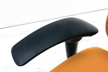 オカムラ バロンチェア バロン エクストラハイバック クッション 可動肘 シルバーフレーム 高機能チェア 中古オフィス家具 オレンジ画像
