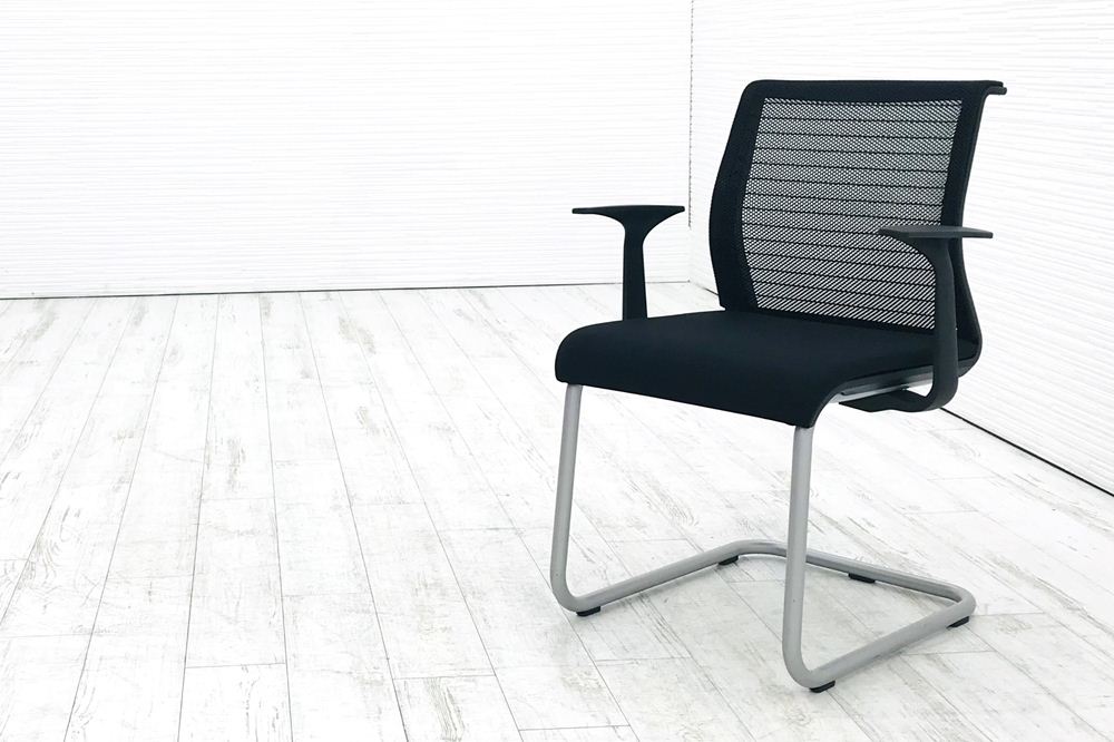 スチールケース シンクチェア ミーティングチェア 会議椅子 中古 Steelcase Think 肘付き 中古オフィス家具 ブラックの画像
