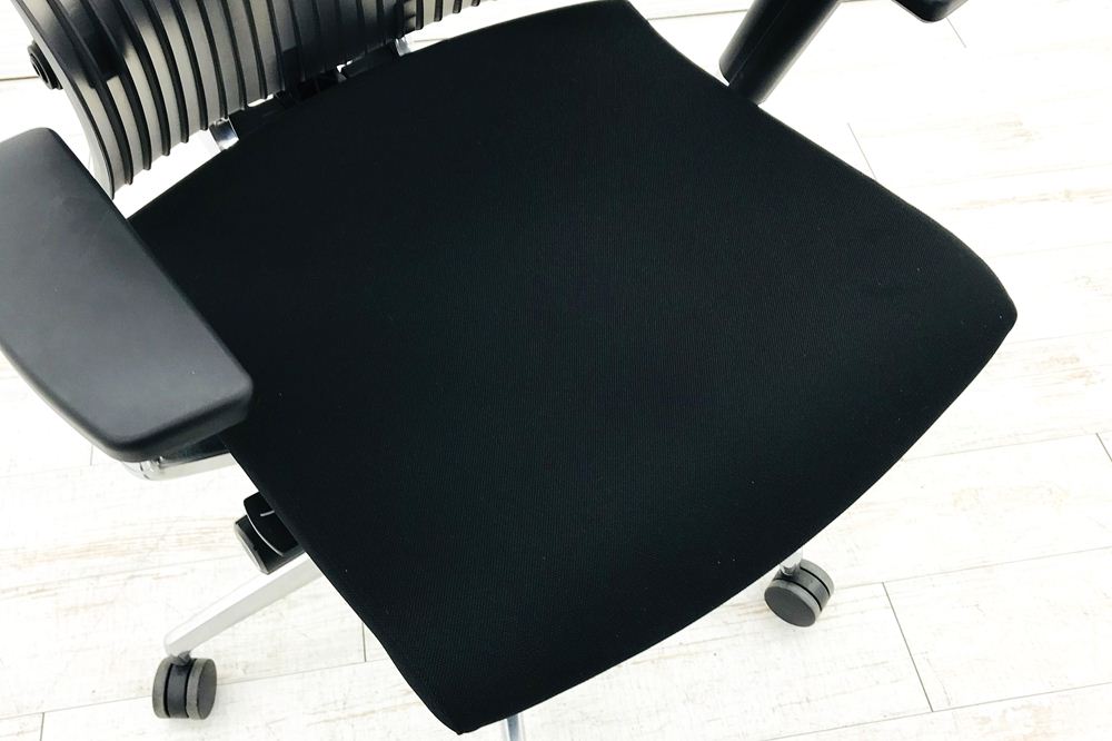 イトーキ スピーナチェア 中古 エラストマーバック オフィスチェア スピーナ 可動肘 中古オフィス家具 KE-757GP-Z9T1SG ブラック画像
