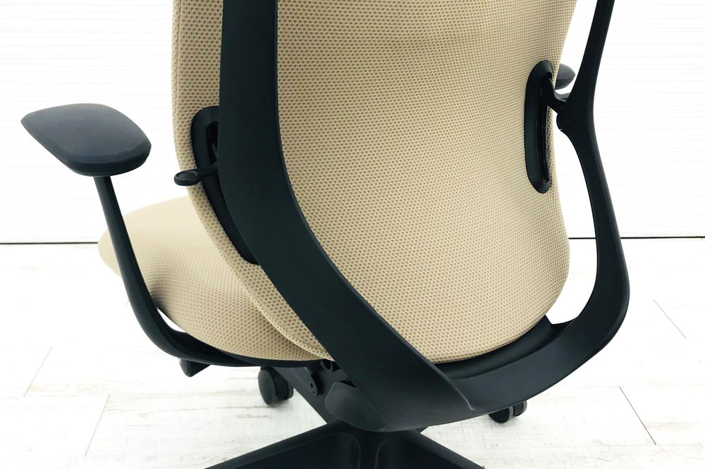 シルフィーチェア オカムラ 2020年製 中古 エクストラハイバック ヘッドレスト 固定肘 クッション 中古オフィス家具 高機能チェア ベージュ画像