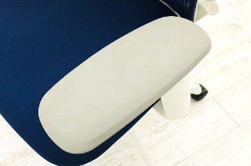 オカムラ シルフィーチェア 2014年製 ハイバック 可動肘 中古チェア Sylphy クッション 中古オフィス家具 C685XW-FMP3 ミディアムブルー画像