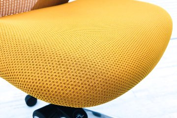 オカムラ シルフィーチェア 2017年製 ハイバック 肘無 中古チェア Sylphy メッシュ 中古オフィス家具 C636BR-FMR8 オレンジ画像