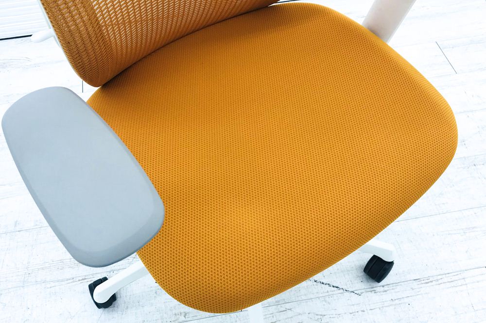 オカムラ シルフィーチェア 2019年製 ハイバック 可動肘 中古チェア Sylphy メッシュ 中古オフィス家具 オレンジ画像